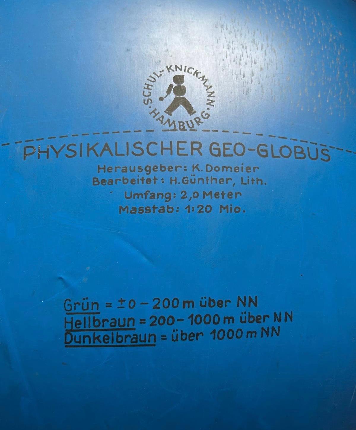 Mid-20th Century Schul Knickmann, globe physique gonflable au sol sur trépied, Allemagne, années 1950 en vente
