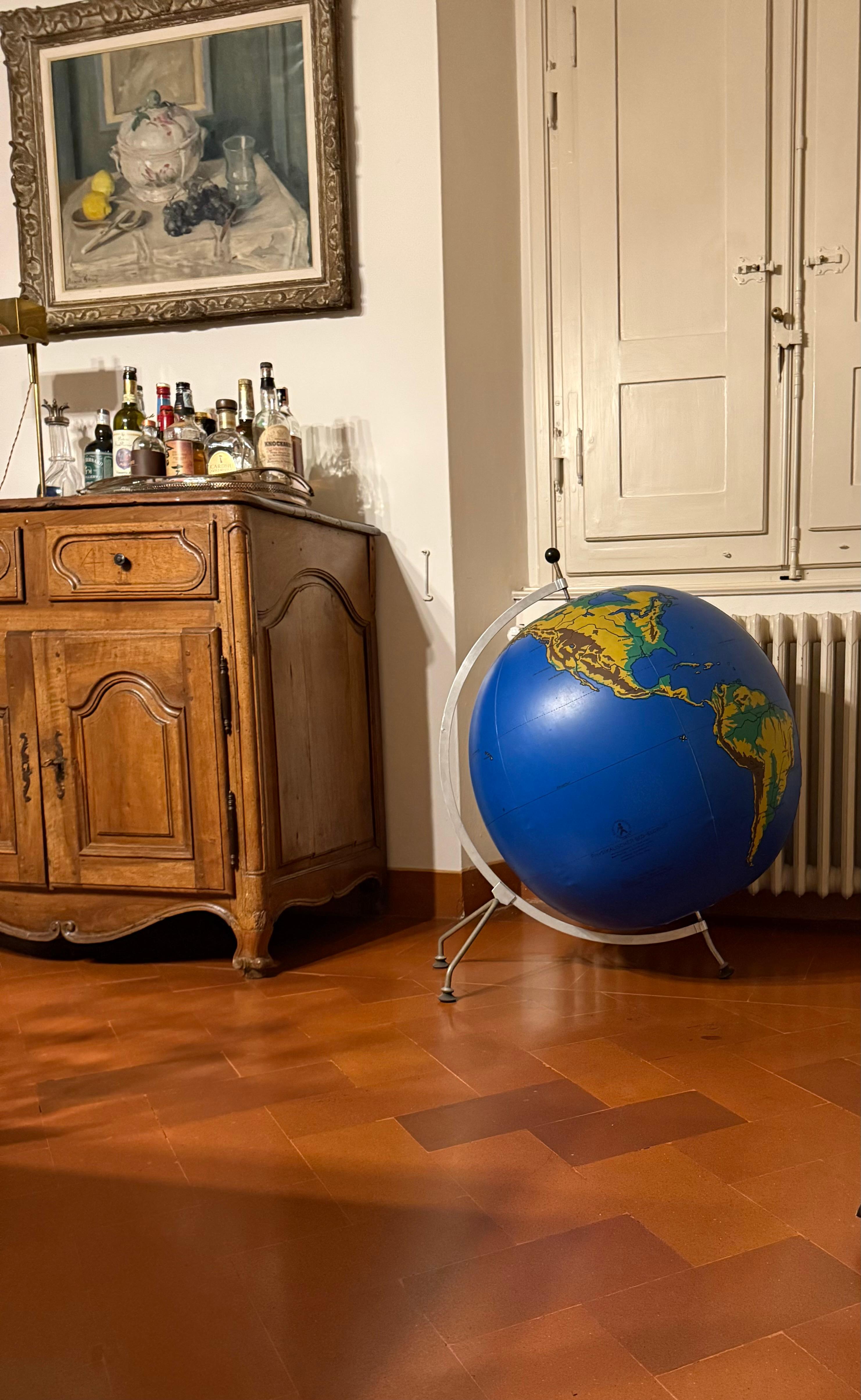 Métal Schul Knickmann, globe physique gonflable au sol sur trépied, Allemagne, années 1950 en vente