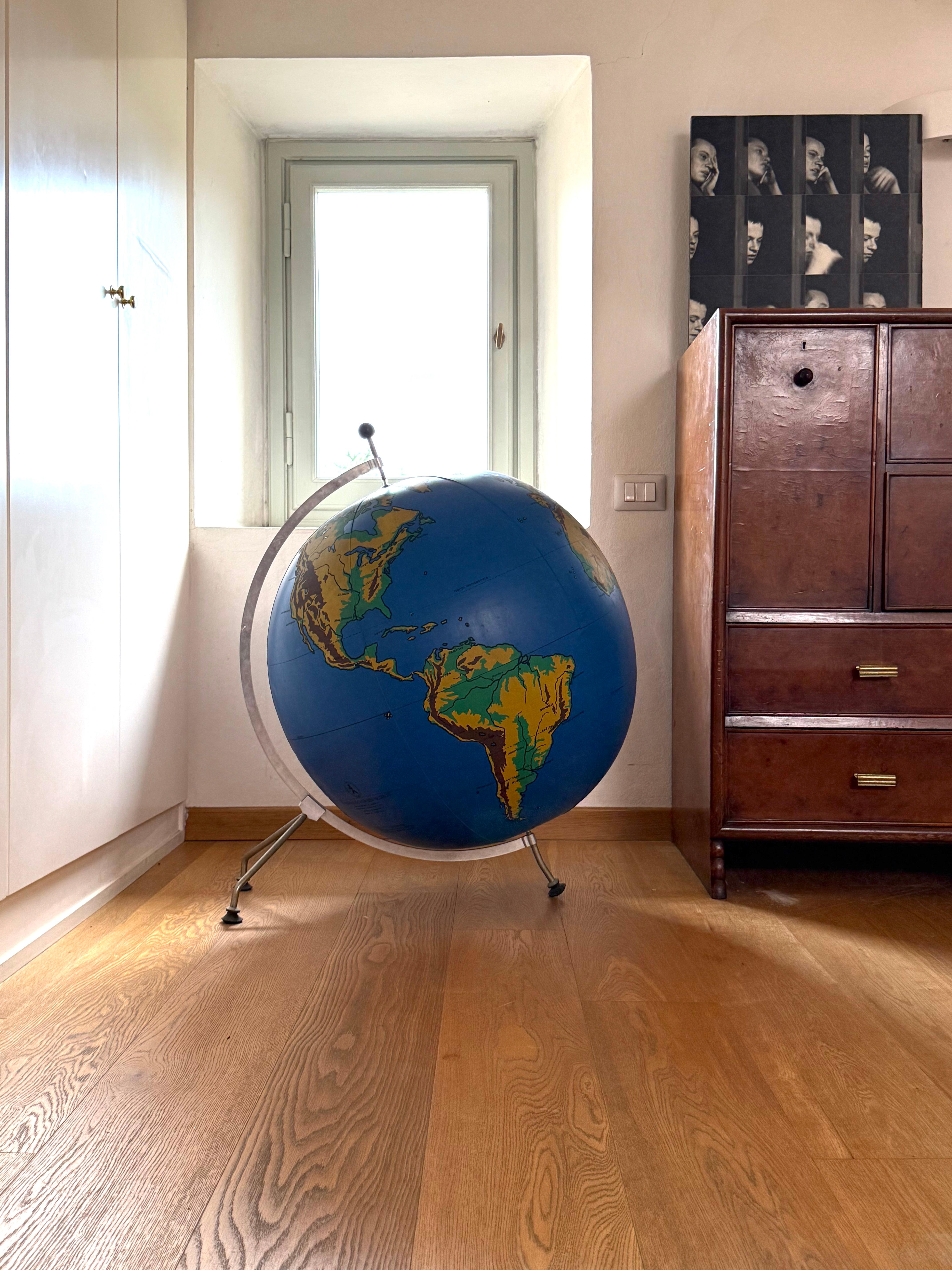 Schul Knickmann, globe physique gonflable au sol sur trépied, Allemagne, années 1950 en vente 1