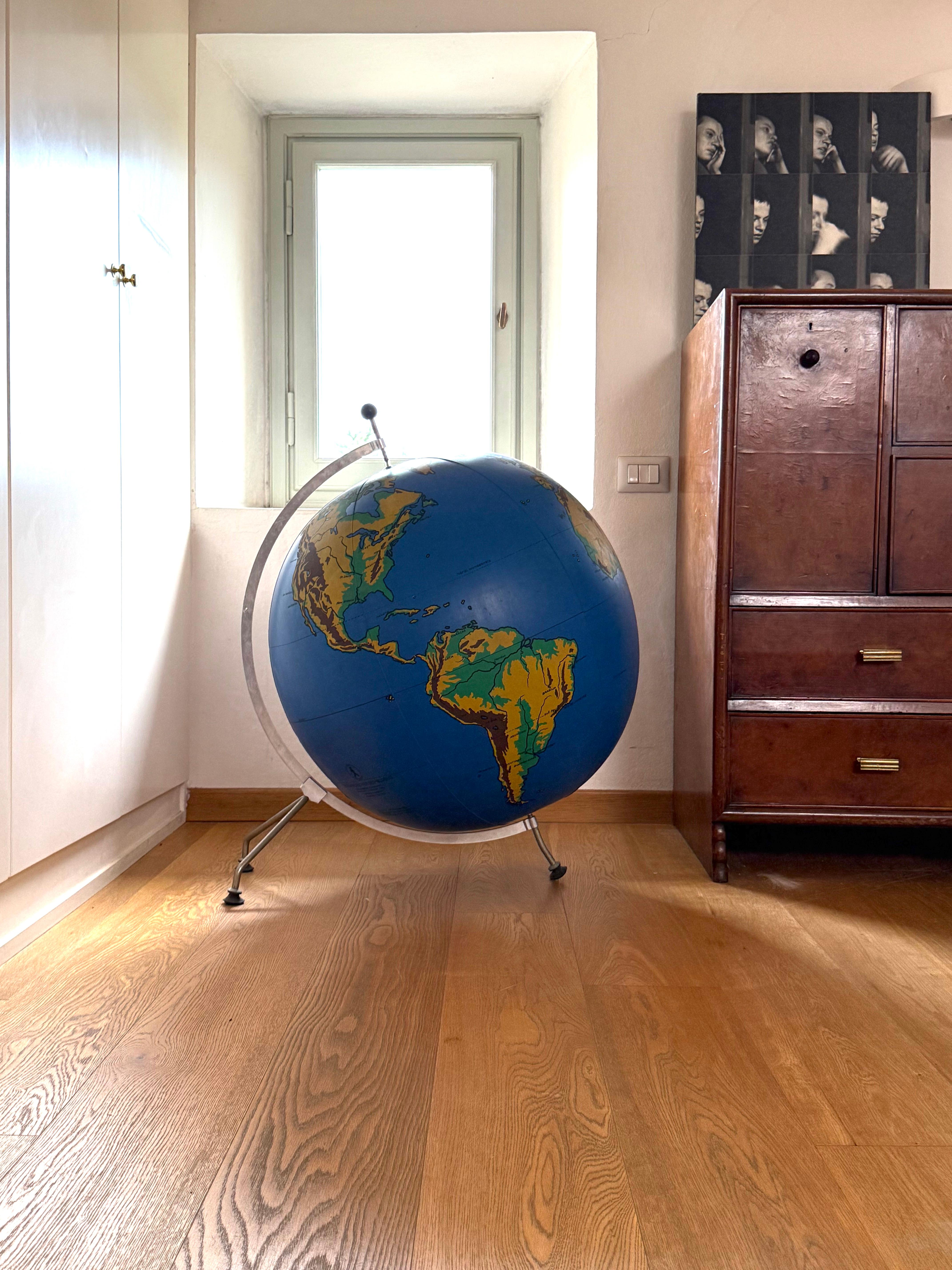 Schul Knickmann, globe physique gonflable au sol sur trépied, Allemagne, années 1950 en vente 2