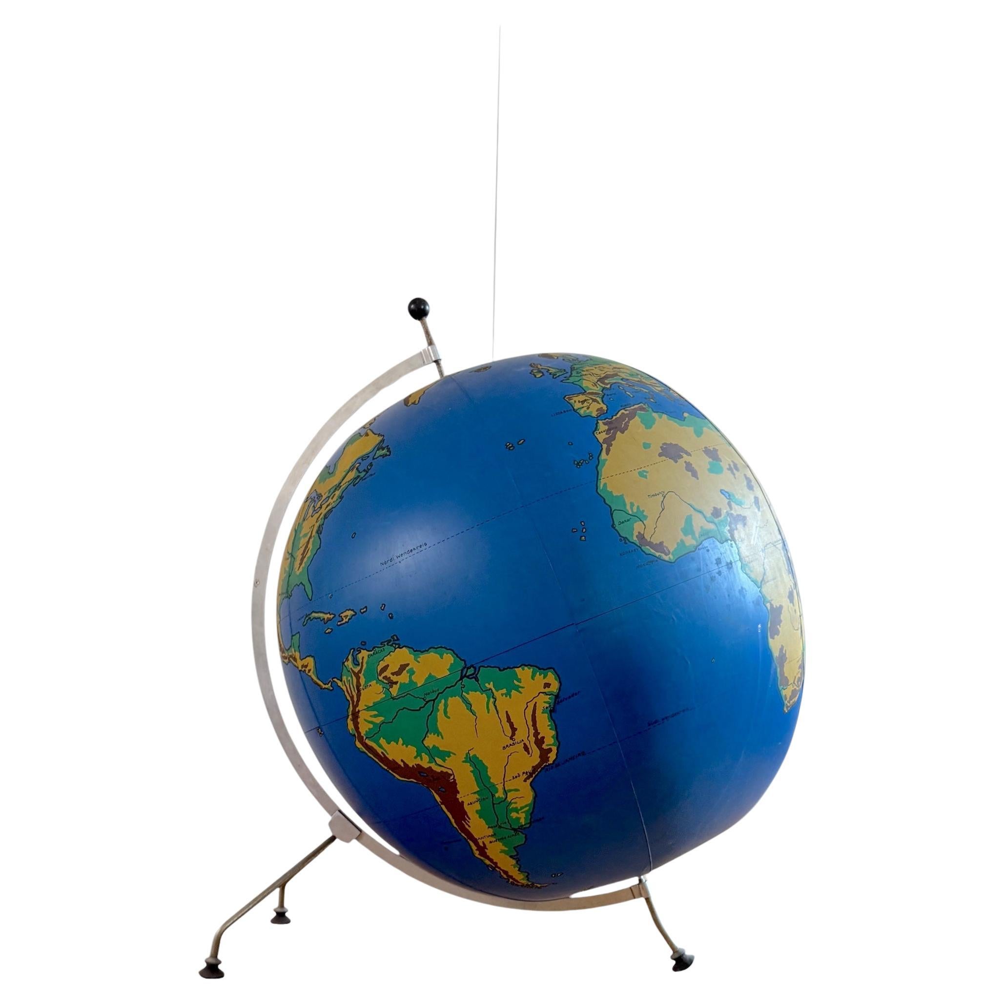 Schul Knickmann, globe physique gonflable au sol sur trépied, Allemagne, années 1950 en vente