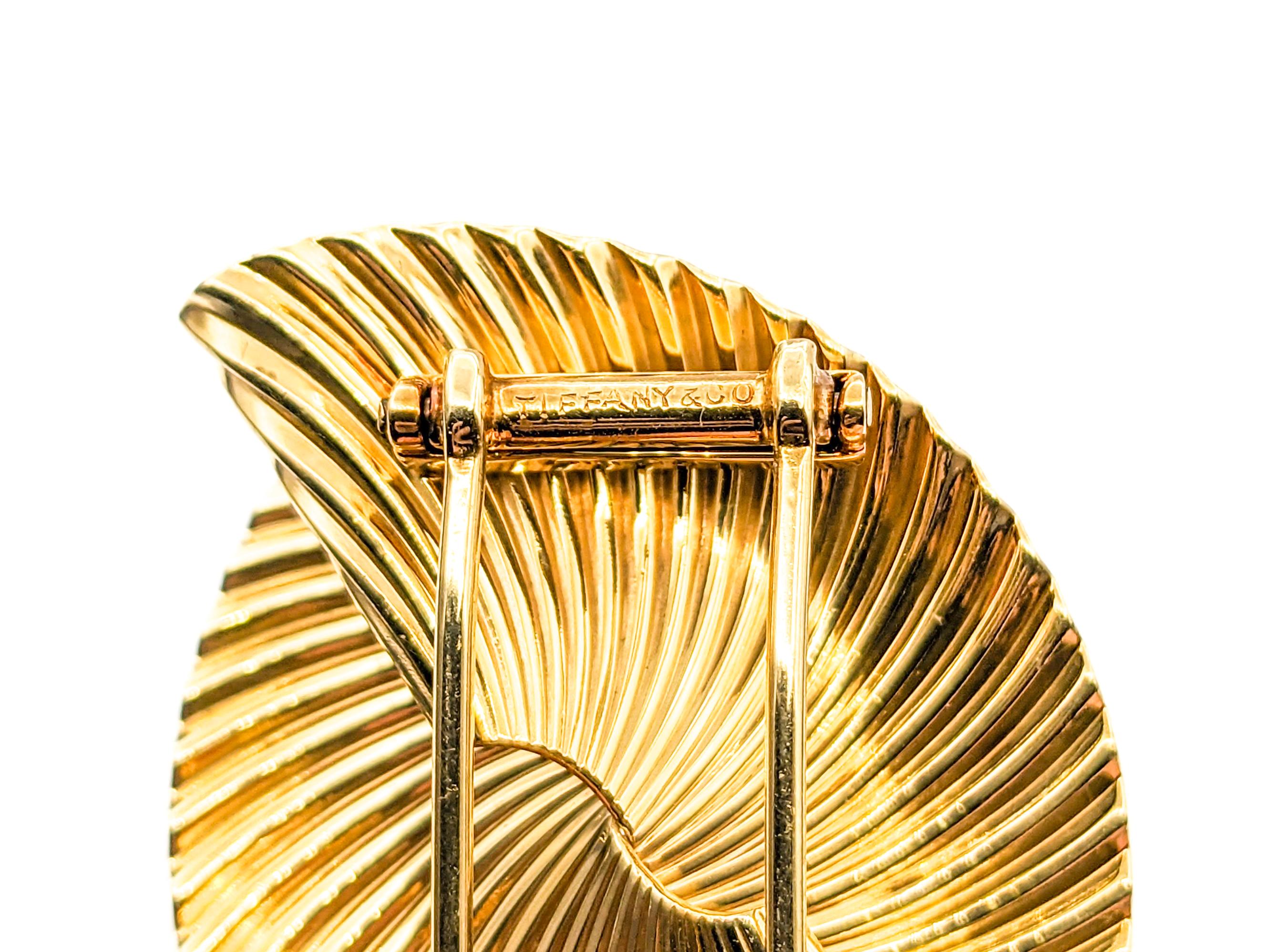 George Schuler pour Tiffany, broche tourbillonnante du milieu du siècle en or jaune  Excellent état - En vente à Bloomington, MN