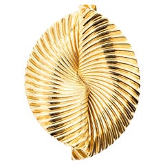 George Schuler pour Tiffany, broche tourbillonnante du milieu du siècle en or jaune 