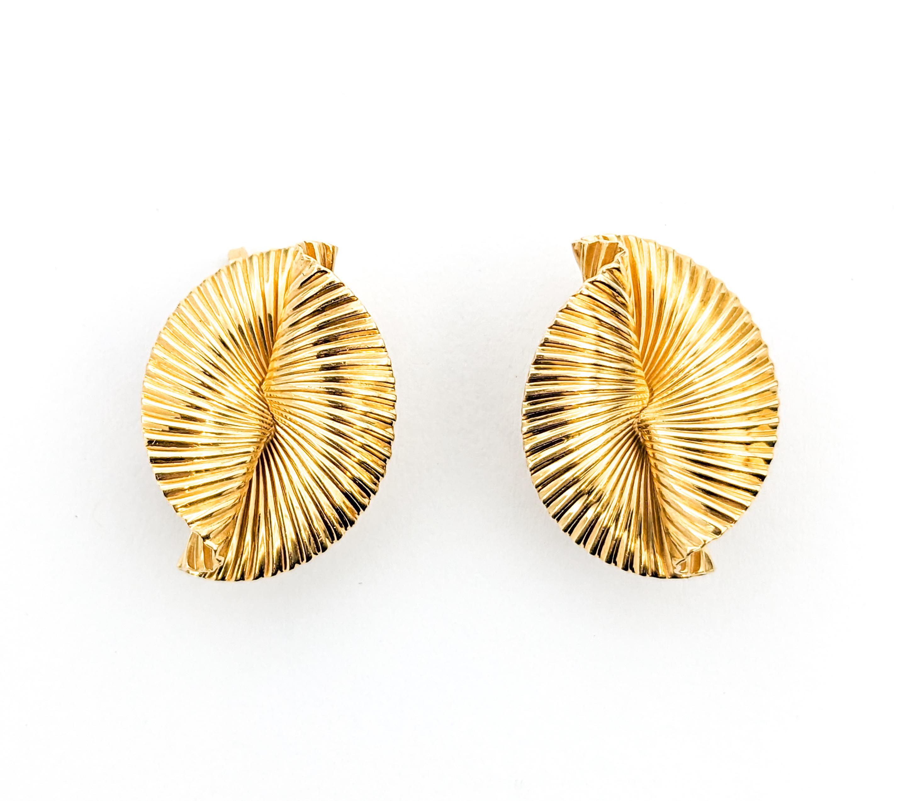 Mid-Century Tiffany George Schuler Wirbel-Fächerohrringe aus Gelbgold

Wir präsentieren diese wunderschönen Tiffany-Ohrringe im Vintage-Stil, die fachmännisch aus 14 Karat Gelbgold gefertigt sind. Die Ohrringe sind mit einem unverwechselbaren und
