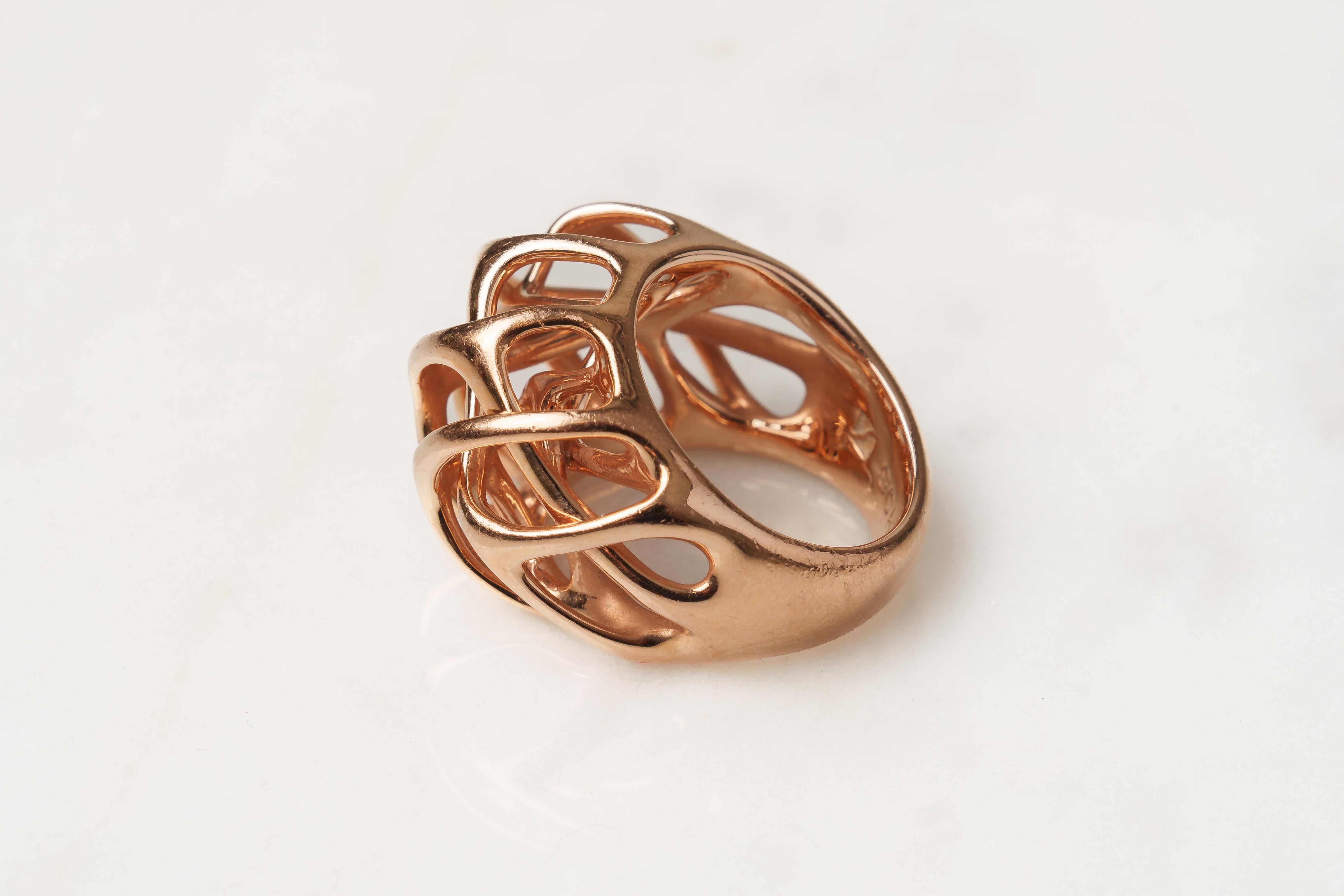 Questo anello contemporaneo Schullin Wein in oro rosa 18 carati presenta un intricato disegno geometrico tridimensionale.

Marchio: Schullin Wien
Peso: 20.4 g
Dimensioni: US 6.5
Metallo: oro rosa 18k
Epoca: Contemporaneo