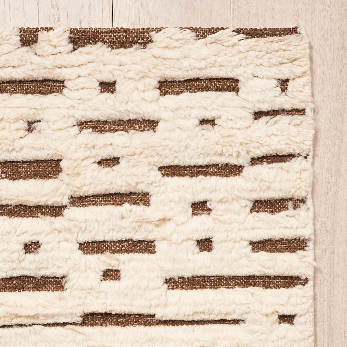 Dieser Teppich wird im Dezember ausgeliefert. Abstrakt Ikat ist ein wunderschönes Design, das eine Flachgewebekonstruktion mit Handtufting kombiniert. Es handelt sich um einen rhythmischen, unterbrochenen Streifen mit ausgeprägter Textur und