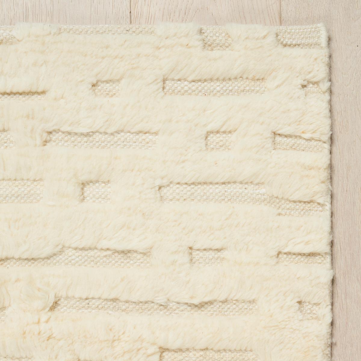 Un magnifique design qui combine le tissage plat et le tuftage à la main, l'Ikat abstrait est une rayure rythmique brisée avec une texture prononcée et une dimension supplémentaire. Inspiré de nos populaires tissus et papiers peints Abstract Ikat,