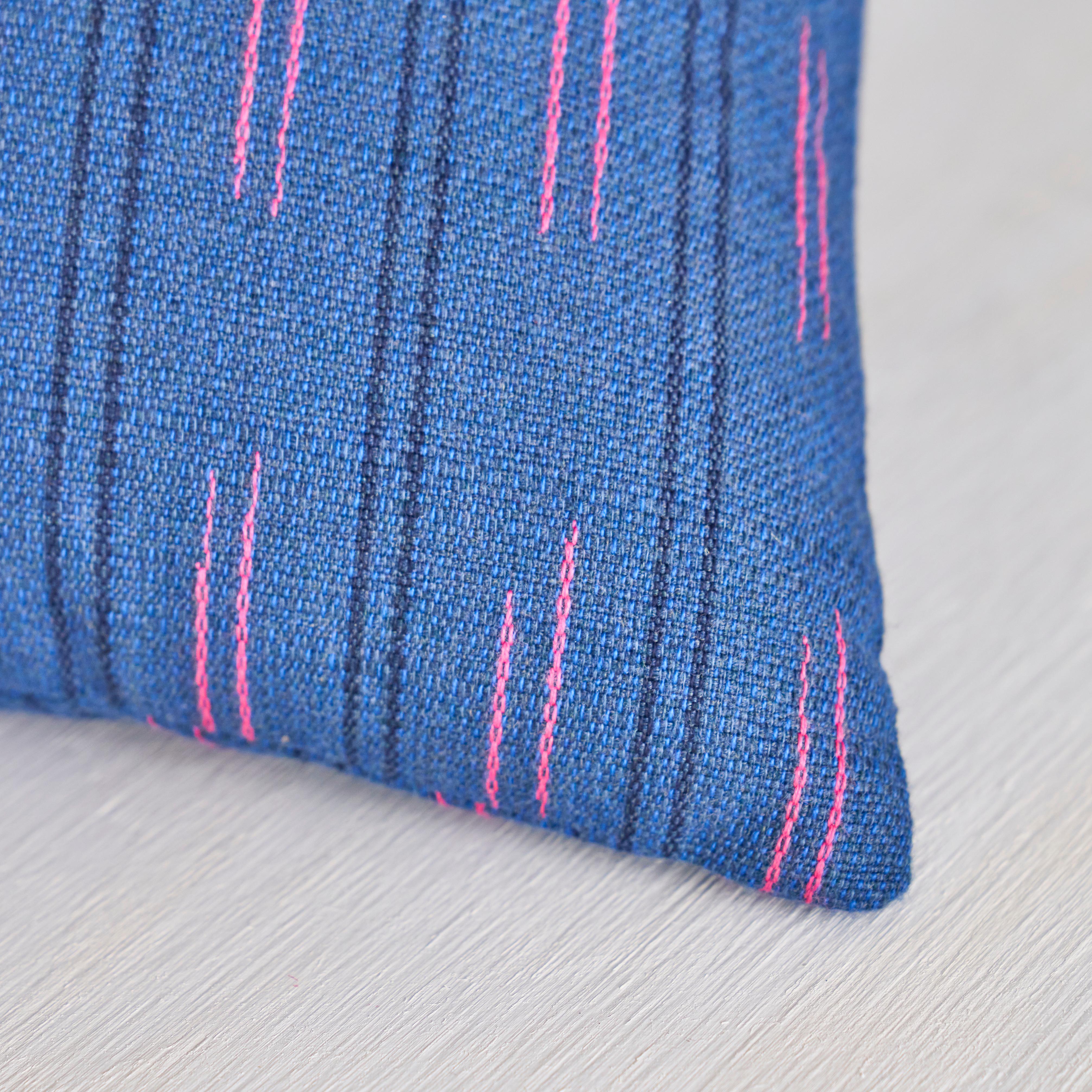 Questo cuscino è caratterizzato dal motivo Ainsley Stripe Indoor/Outdoor con finitura a lama. Questo tessuto a righe ikat ad alte prestazioni, dalla mano morbida ed elastica, ha un fondo mélange e la sensazione di essere fatto a mano come un tessuto
