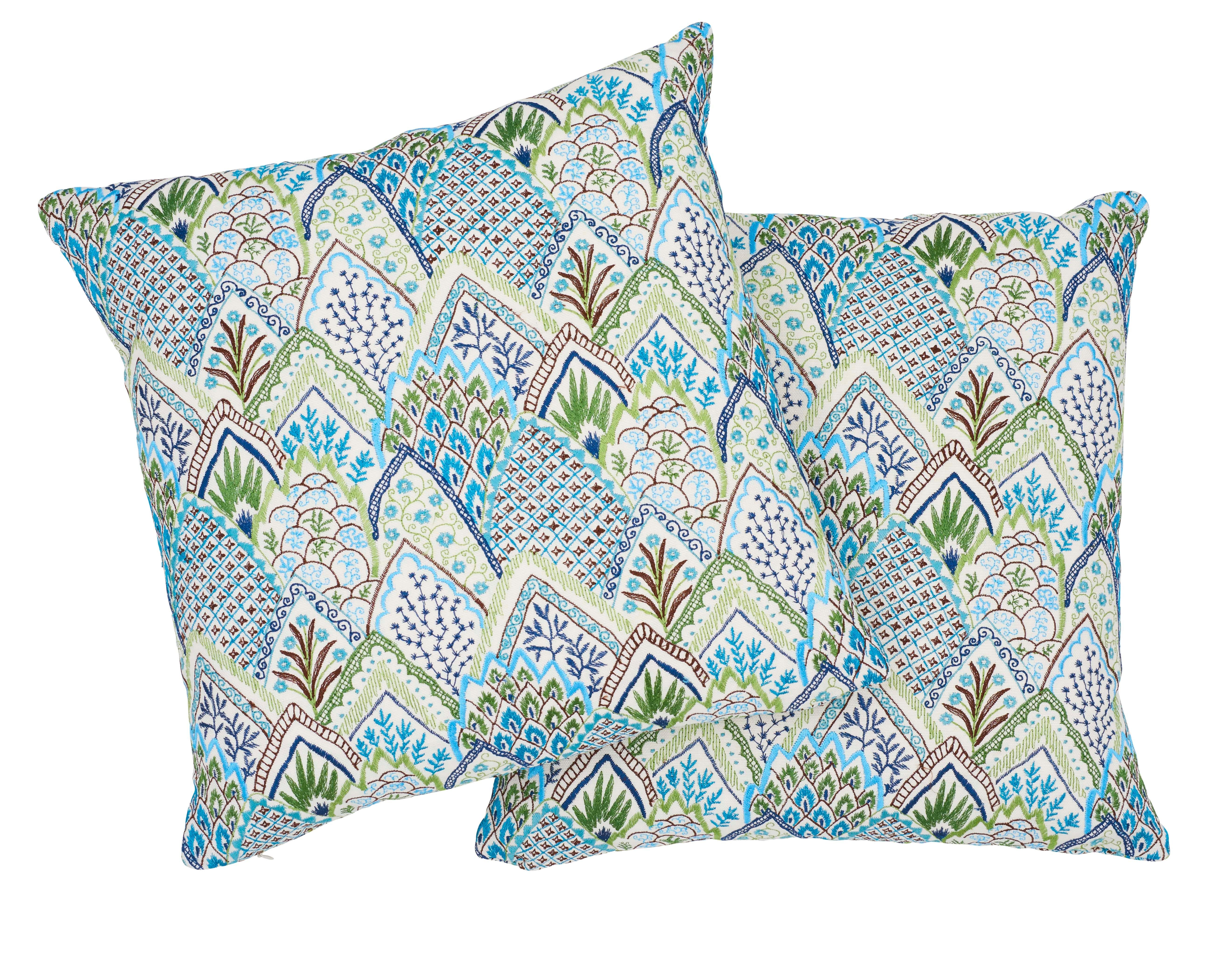 Indien Coussin Albizia en lin et coton avec broderie bleue et verte sur les deux faces, Schumacher en vente