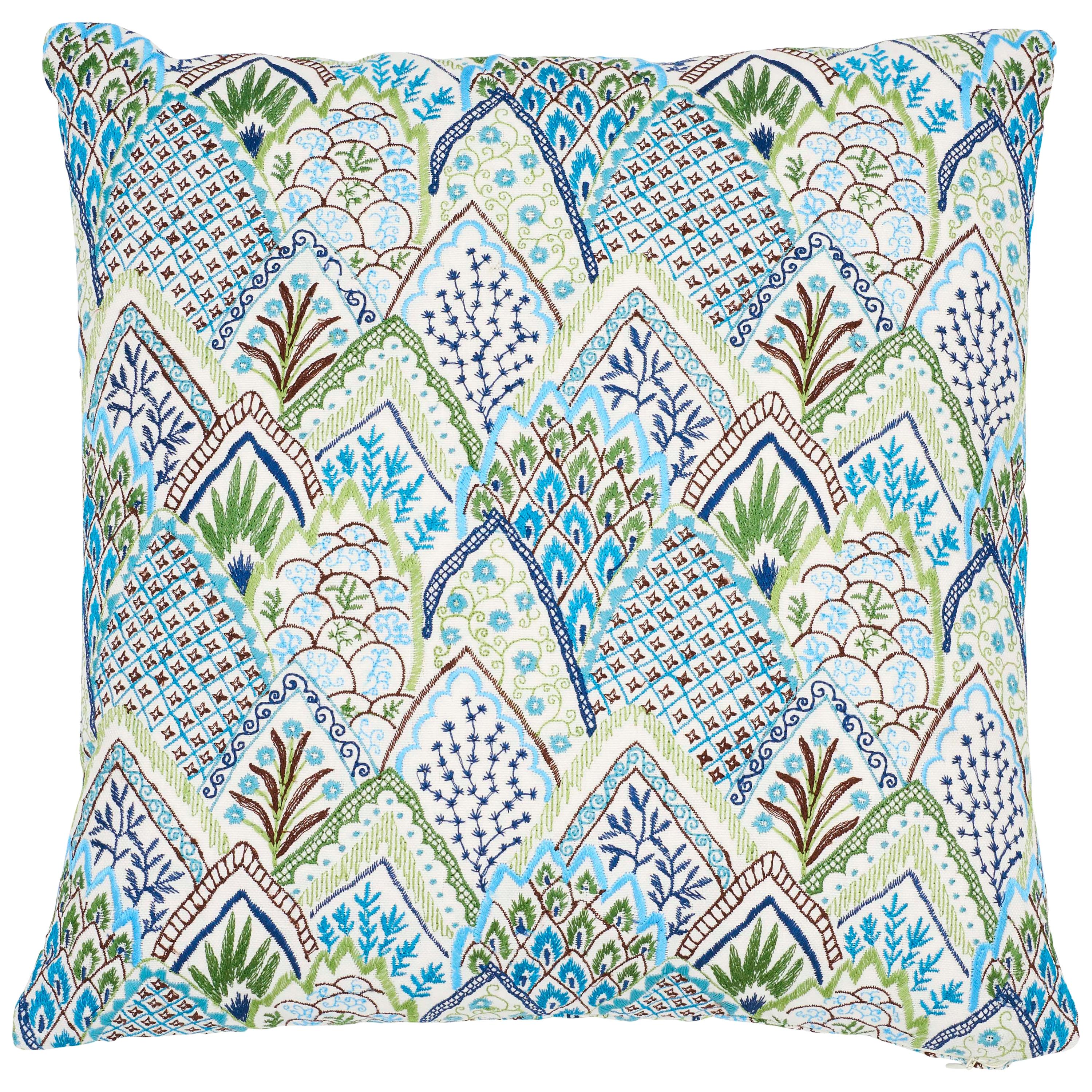 Coussin Albizia en lin et coton avec broderie bleue et verte sur les deux faces, Schumacher en vente