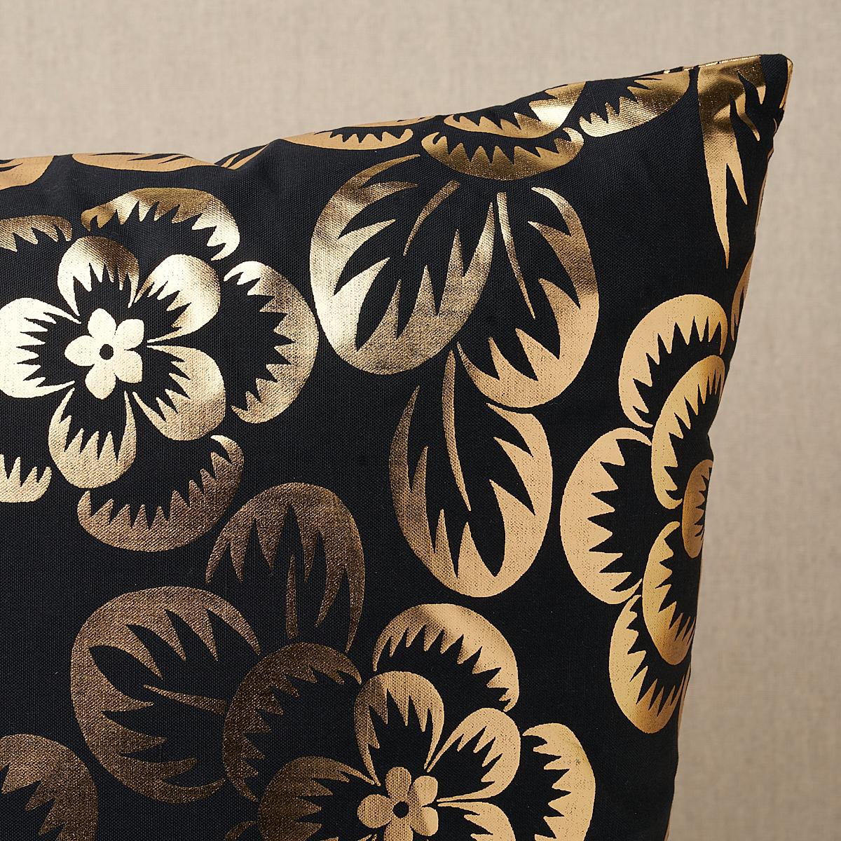 Questo cuscino è caratterizzato dal fiore Angelica con una finitura a lama. Sofisticata e sexy, Angelica in oro e noir è un tessuto floreale stampato in lamina con un effetto metallico scintillante. Il cuscino include un inserto in piuma/piumino e