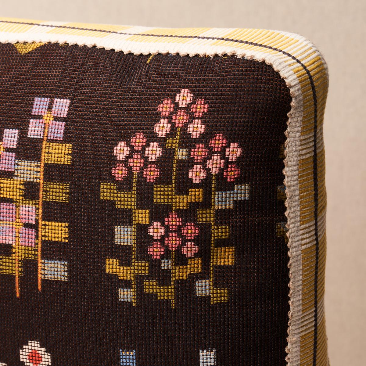 Questo cuscino è caratterizzato dall'arazzo floreale Annika con una finitura a bordo scatola. Basato su un'opera d'arte originale disegnata a mano nel nostro studio, l'arazzo Annika Floral in multi-su-cacao trae il suo fascino e la sua semplicità