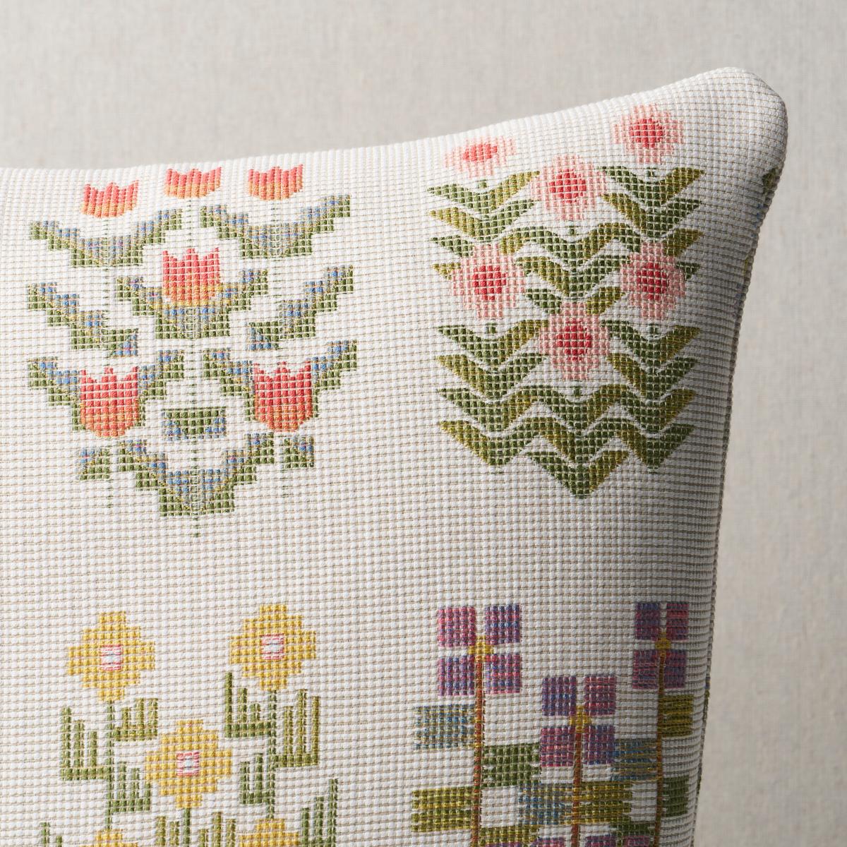 Questo cuscino presenta l'arazzo floreale Annika con una finitura a lama. Basato su un'opera d'arte originale disegnata a mano nel nostro studio, l'arazzo Annika Floral in multi su avorio trae il suo fascino e la sua semplicità geometrica dai