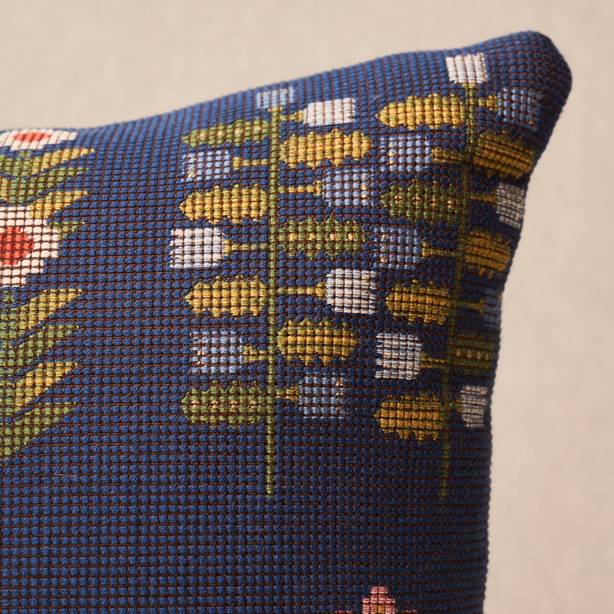 Questo cuscino presenta l'arazzo floreale Annika con una finitura a lama. Basato su un'opera d'arte originale disegnata a mano nel nostro studio, l'arazzo Annika Floral in multi-su-navy trae il suo fascino e la sua semplicità geometrica dai tessuti