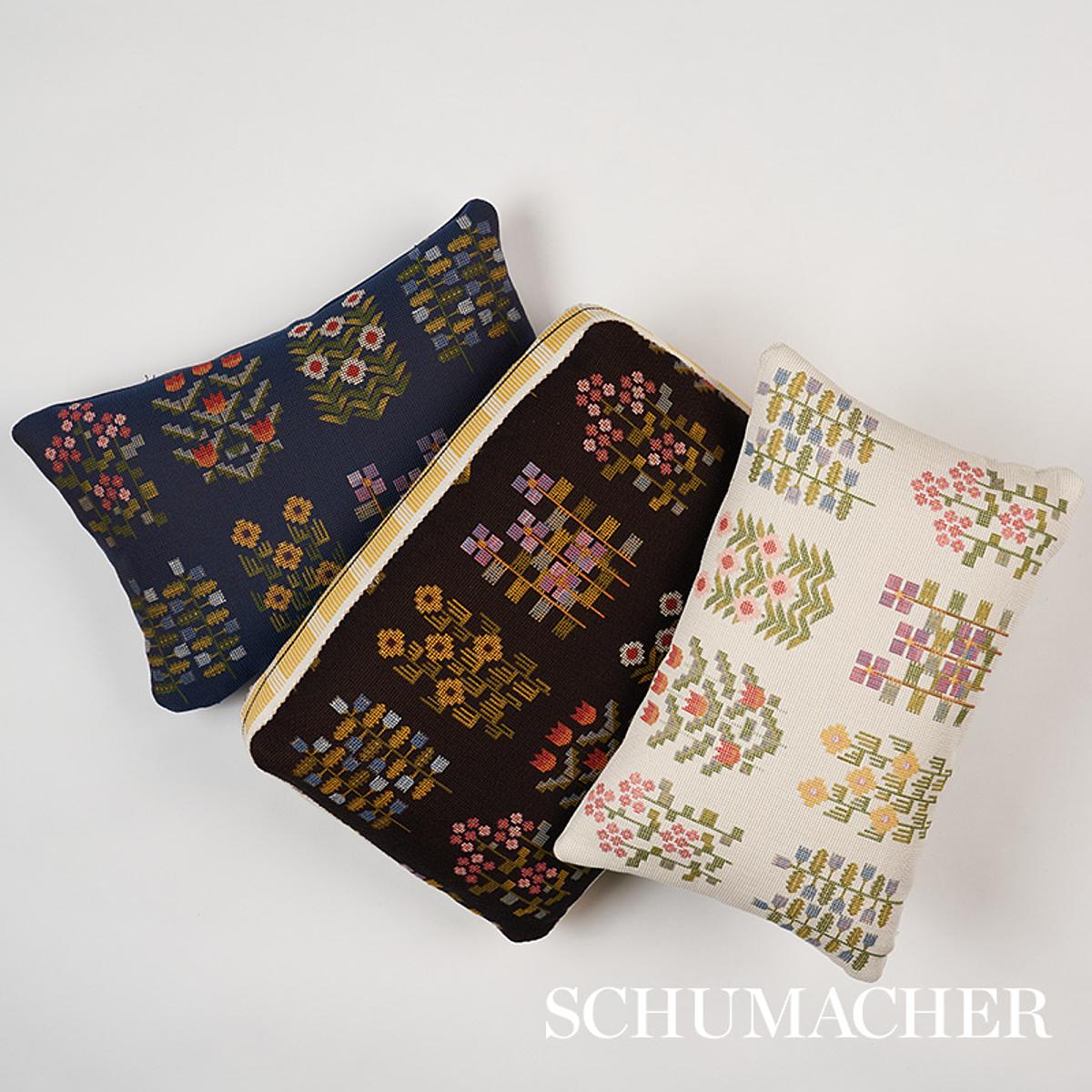 Moderne Schumacher coussin en tapisserie florale Annika 18 x 12 pouces multicolore bleu marine en vente