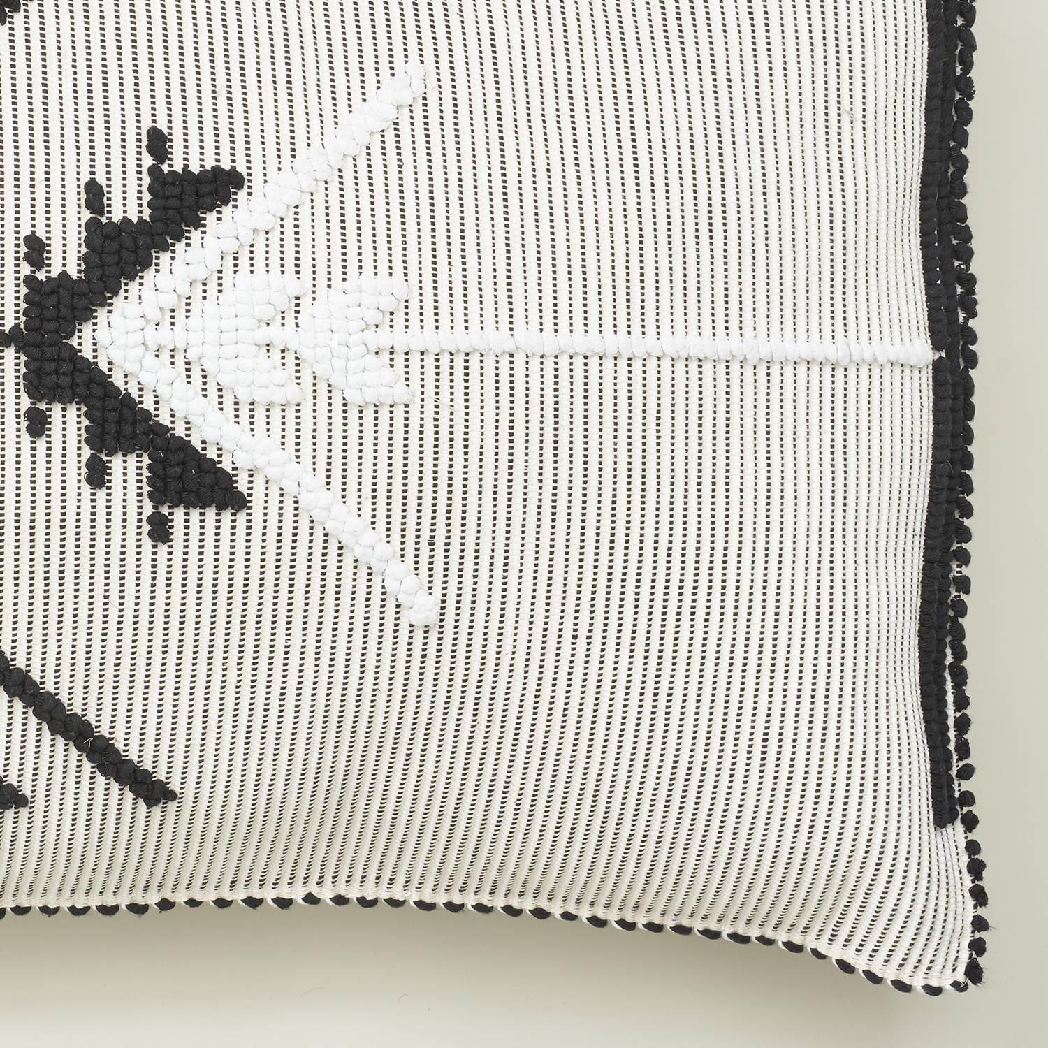 Schumacher: Artigianale italienische handgewebte überdimensionierte Bodenkissen, schwarz-weiß, 119 cm (Moderne) im Angebot
