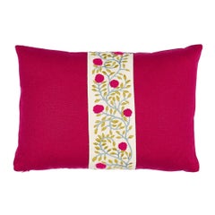 Schumacher coussin Ashoka 16"" x 11"" en magenta et feuilles