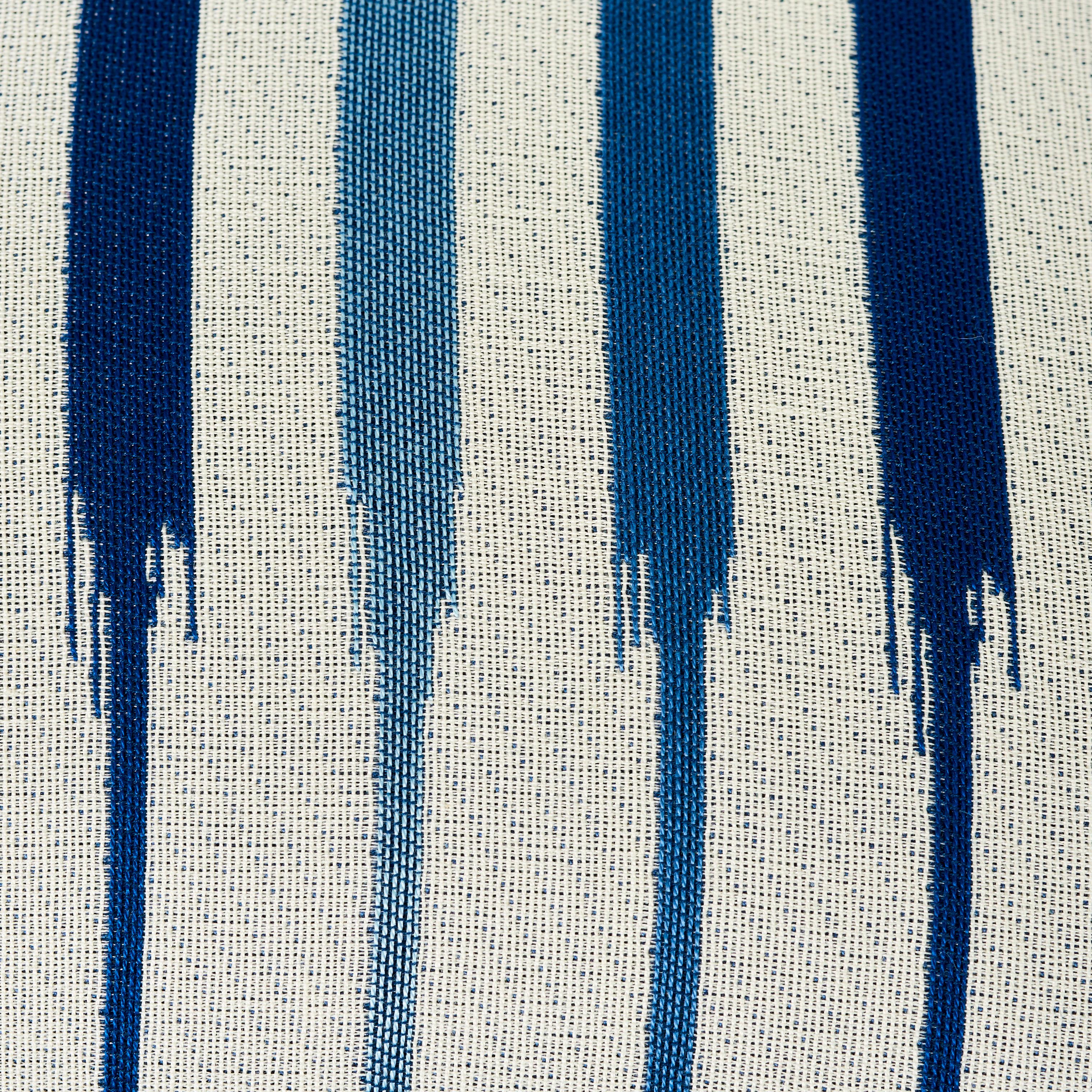 Schumacher Atchison Blaues zweiseitiges Lendenkissen aus Baumwolle (Moderne) im Angebot