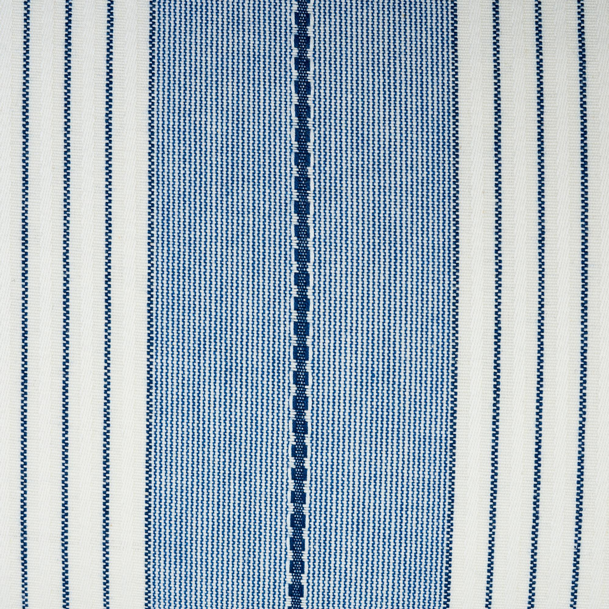 Moderne Coussin en coton à deux faces Schumacher d'Audrey Stripe:: bleu marine à rayures en vente