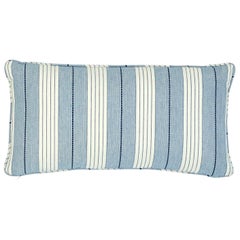 Coussin en coton à deux faces Schumacher d'Audrey Stripe:: bleu marine à rayures