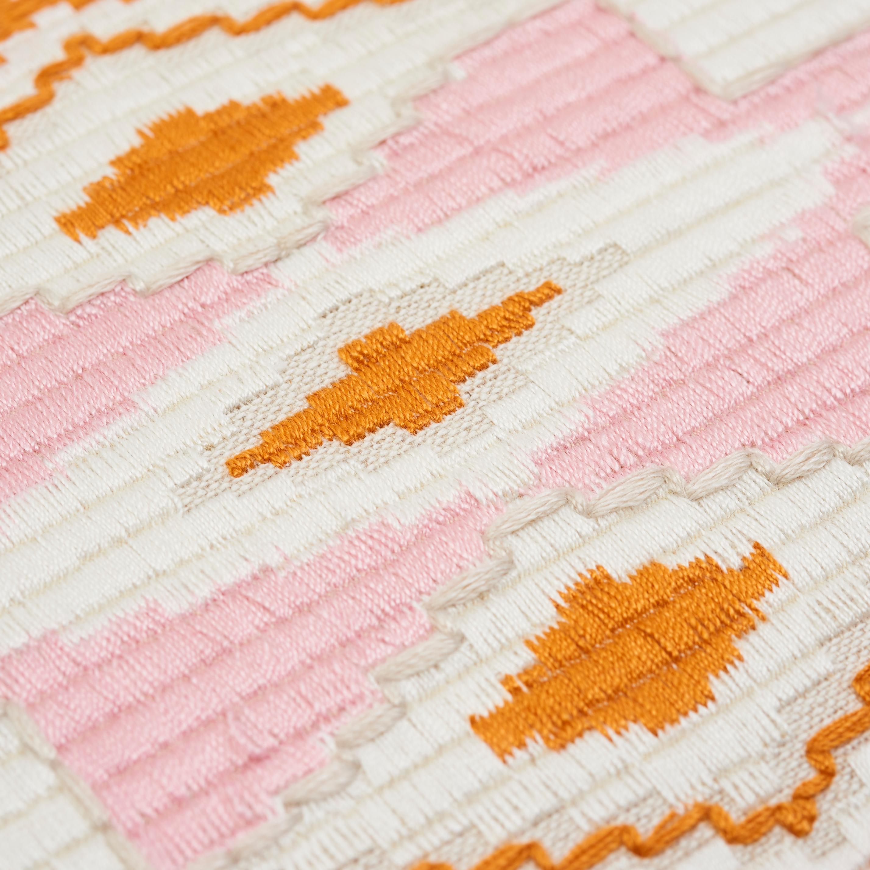 Moderne Coussin lombaire en lin brodé Bayeta rose et orange à deux faces de Schumacher en vente