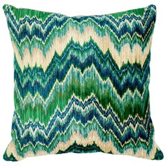 Schumacher Bezique Flamestitch Azul Verde Almohada de lino aterciopelado