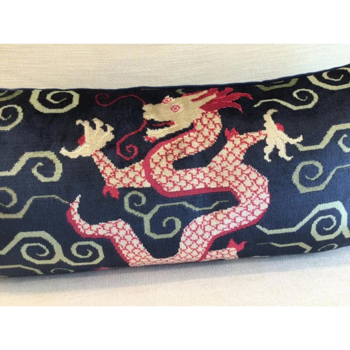 Il velluto Bixi di Schumacher ha uno splendido sfondo blu zaffiro con draghi fucsia, navy e verdi. Un bellissimo velluto in rilievo con un sorprendente disegno di pulcini. Toni di magenta, marina e verde con retro in velluto blu.

Ispirato ai motivi