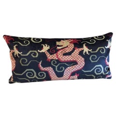 Cuscino lombare "Bixi Velvet" di Schumacher in blu zaffiro