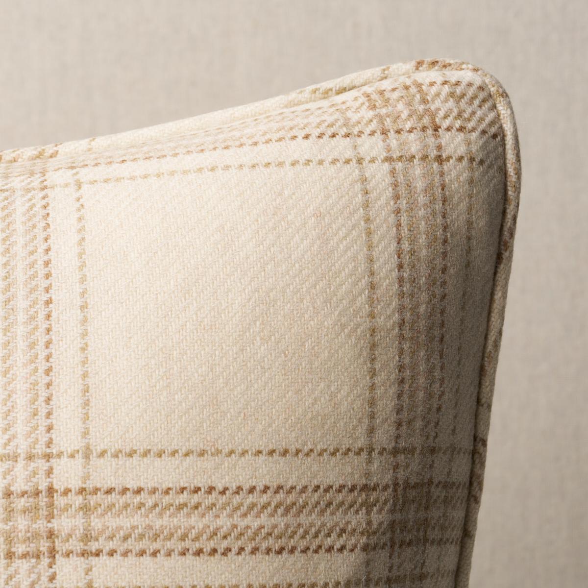 Dieses Kissen besteht aus Blackburn Merinowolle mit einem selbstklebenden Rand. Blackburn Merino Plaid in Elfenbein ist ein traditionelles Köpergewebe aus superfeinen Lammwollgarnen, die für einen wunderbaren Heathered-Effekt mélange-gesponnen