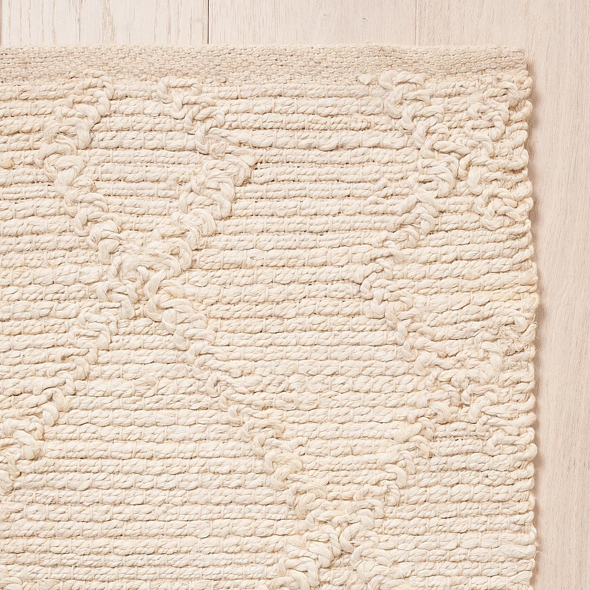 Dieser Teppich wird im Dezember ausgeliefert. Branson ist ein kräftiges Flachgewebe aus 100 % Jute und bietet ein strukturiertes Gittermuster mit fabelhaften Farbnuancen. Inspiriert von unserem Branson-Stickereistoff, passt dieses stilvolle