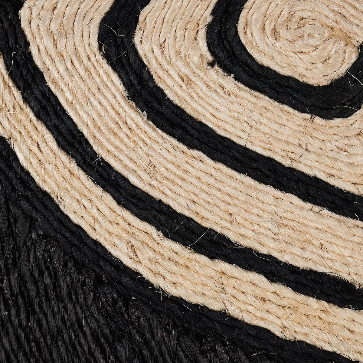 Conçu par Adam Charlap Hyman et inspiré des cabinets de curiosité du XVIIe siècle, le tapis Tortuga est une version ludique d'un spécimen naturel. L'abaca enroulé à la main forme les membres et la carapace de la tortue, ce qui donne à ce tapis une