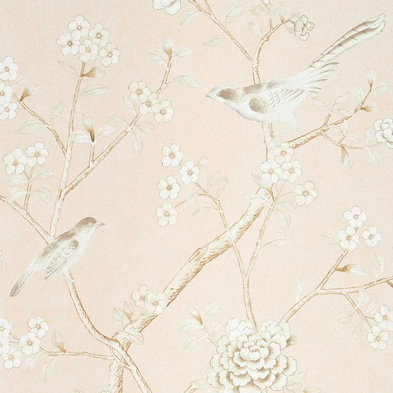 Inspiriert von einem antiken chinesischen Seidenpaneel zeigt dieses Mary McDonald-Design exotische Vögel und Kirschblüten auf einem gepunkteten, strukturierten Hintergrund.

Breite der Platte: 49
