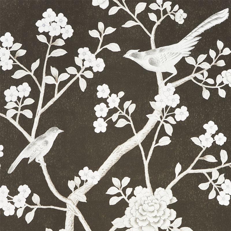 Dieses Mary McDonald's Design ist von einem antiken chinesischen Seidenpaneel inspiriert und zeigt exotische Vögel und Kirschblüten auf einem gepunkteten, strukturierten Hintergrund.

Breite der Platte: 49