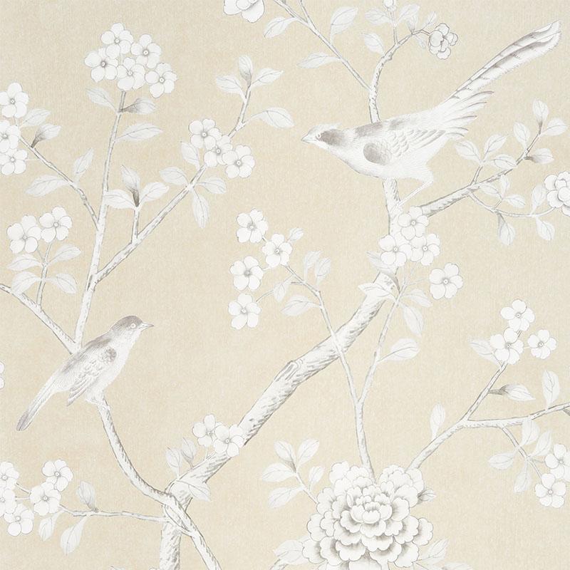 Inspiriert von einem antiken chinesischen Seidenpaneel zeigt dieses Mary McDonald-Design exotische Vögel und Kirschblüten auf einem gepunkteten, strukturierten Hintergrund.

Breite der Platte: 49