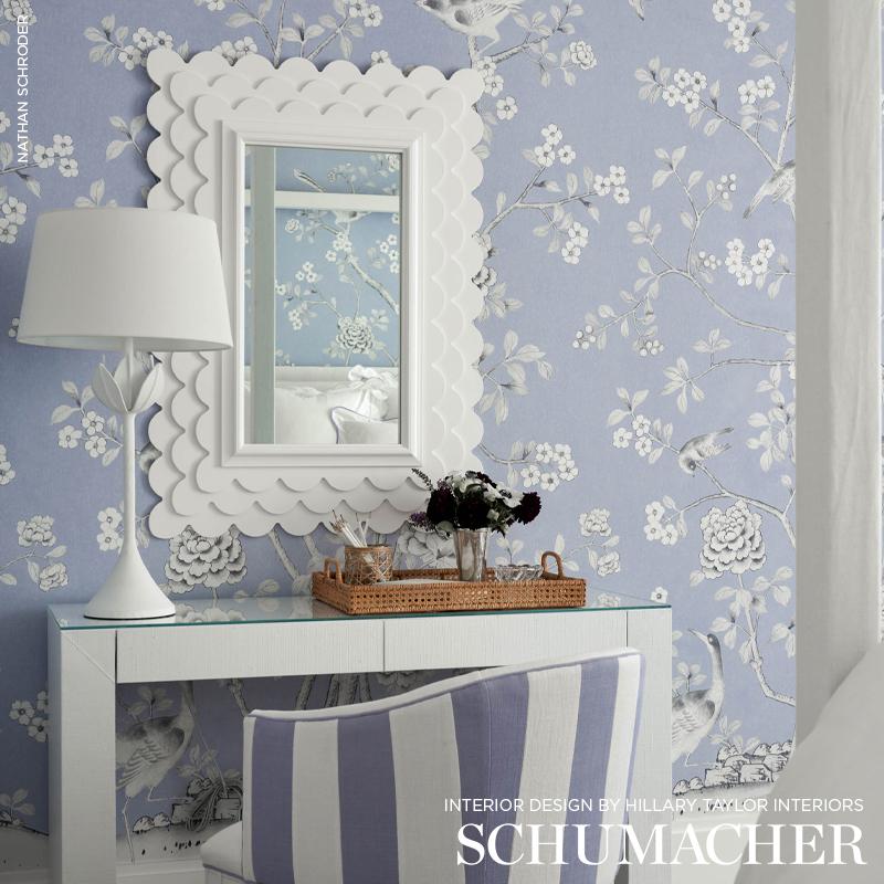 Schumacher by Mary McDonald Chinois Palais Wandteppich in Lavendel in Lavendel  im Zustand „Neu“ im Angebot in New York, NY