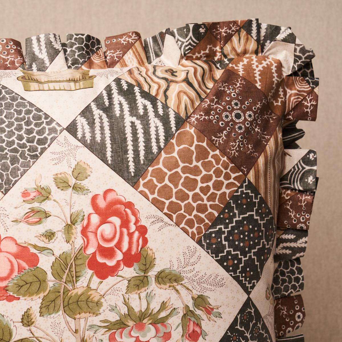 Ce coussin est composé de Caldwell Patchwork Chintz avec une finition à franges. Caldwell Patchwork Chintz en rose et chocolat est un motif matelassé en trompe l'oeil où de jolis bouquets floraux sont encadrés par un patchwork complexe et charmant