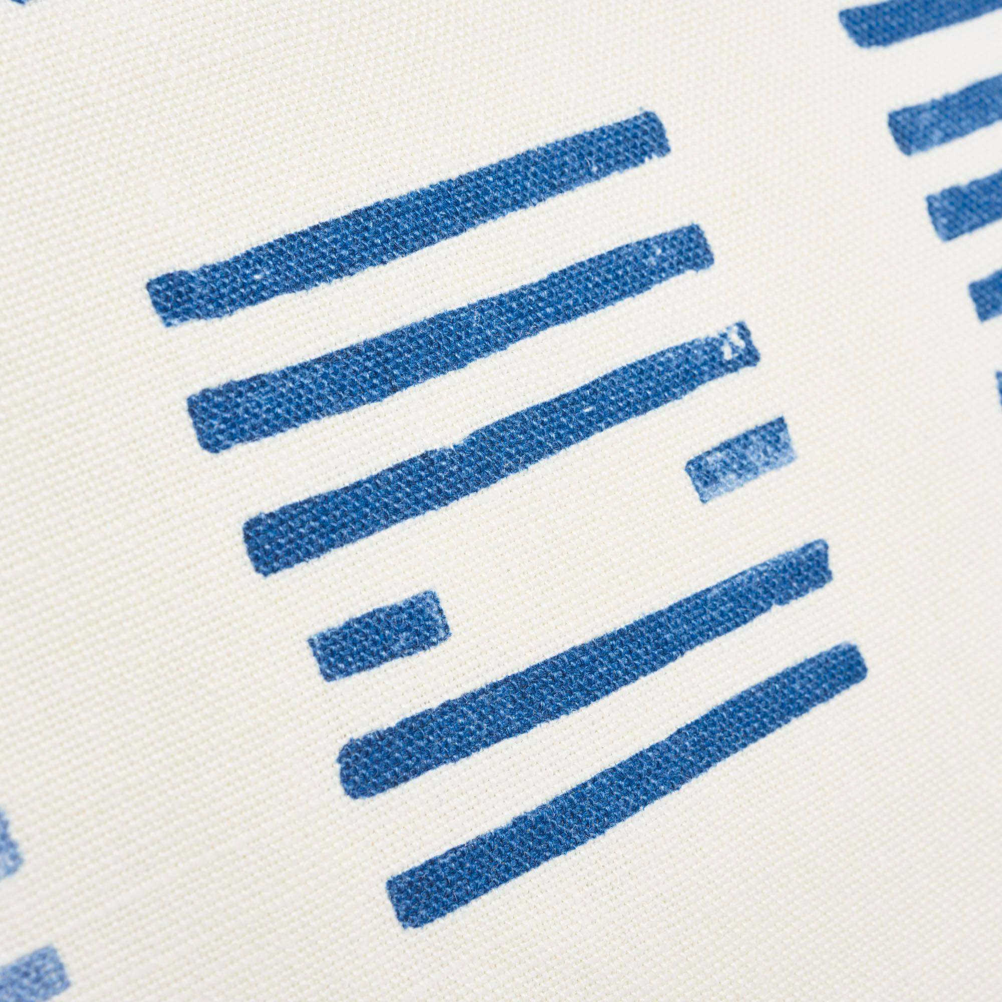 XXI secolo e contemporaneo Cuscino di lino bifacciale blu di Schumacher Caroline Hurley in vendita