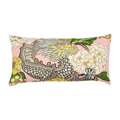 Coussin lombaire en lin à deux faces Chiang Mai Dragon Blush de Schumacher