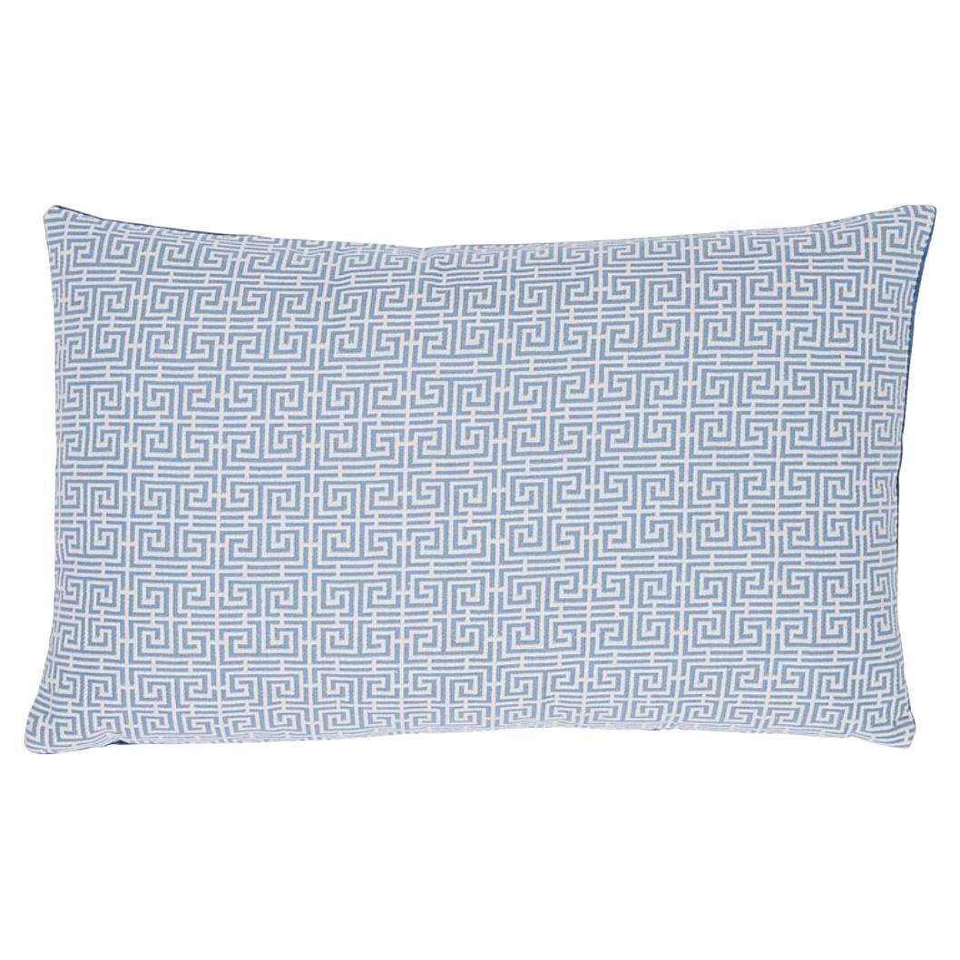 Cuscino Schumacher Chinois Fret 22" x 14" in cielo/avorio in vendita