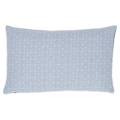 Cuscino Schumacher Chinois Fret 22" x 14" in cielo/avorio