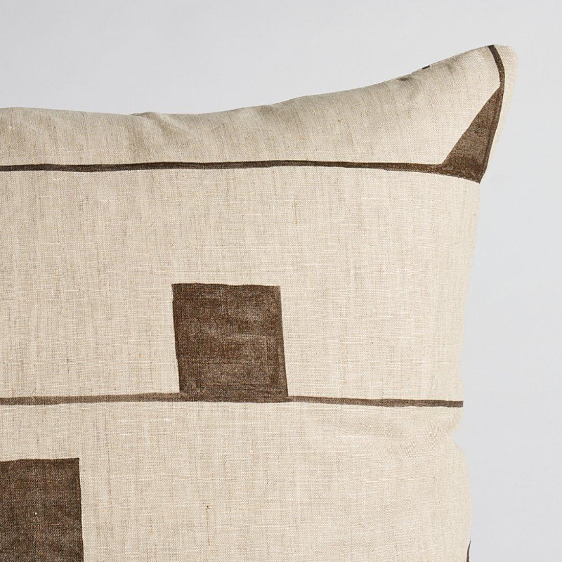 Ce coussin présente Ink Splash de Porter Teleo pour Schumacher avec une finition Knife Edge. Le nom parle de lui-même. Peint, abstrait et plein d'énergie, ce motif est la toile d'artiste par excellence. L'oreiller comprend un insert en plumes/duvet