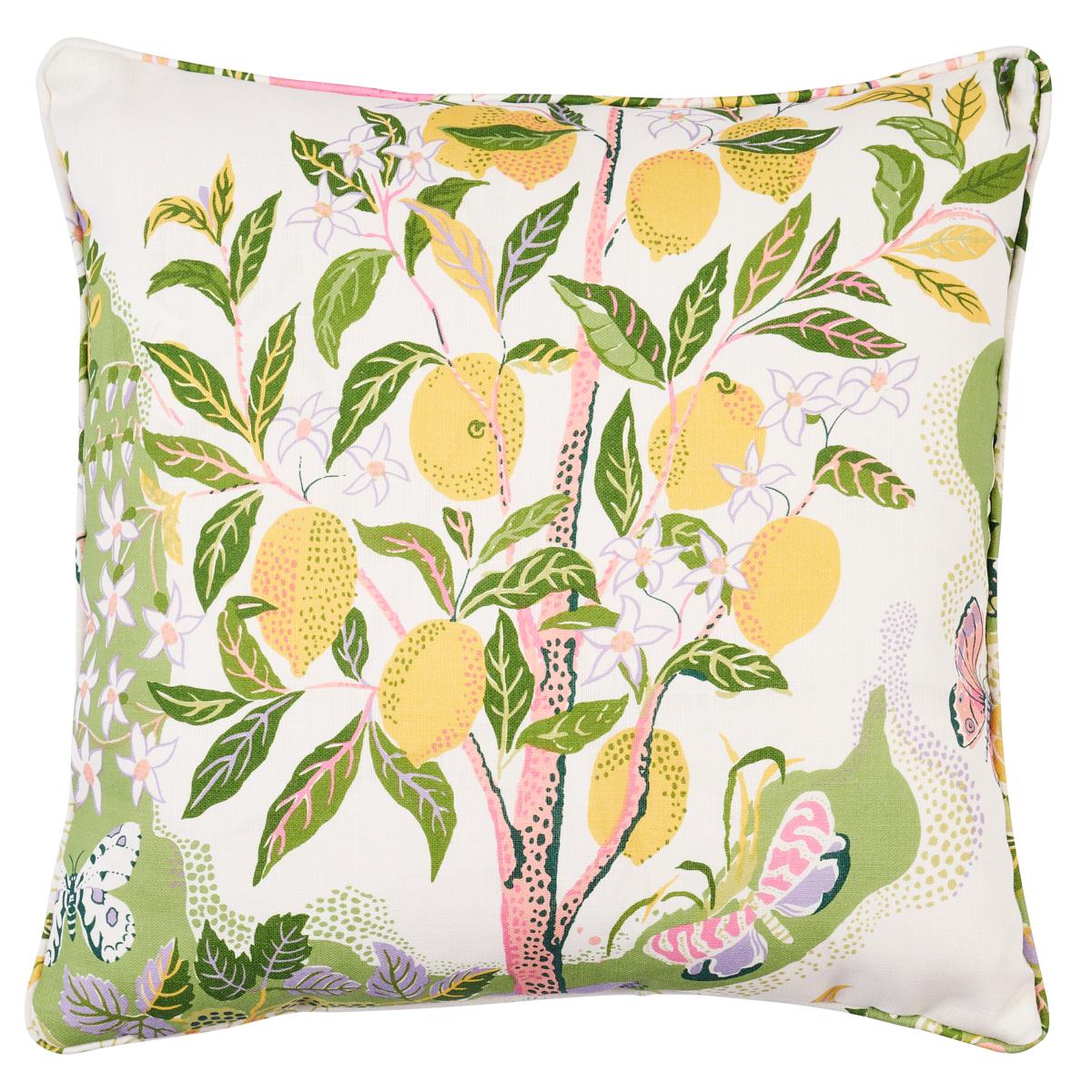 Cet oreiller présente le motif Citrus Garden Indoor/Outdoor avec une finition en trépointe. Charmant et fantaisiste, le tissu Citrus Garden Indoor/Outdoor, couleur jardin, est l'imprimé bien-aimé de Josef Franks de 1947, conçu spécialement pour