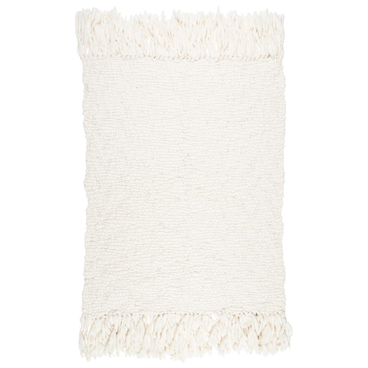 Des volumes de laine mérinos super fine ont été tricotés de manière lâche pour former des nœuds épais qui ressemblent à des nuages luxuriants et duveteux. Tricoté à la main en Argentine et terminé par d'épaisses franges, le plaid en laine Cloud est