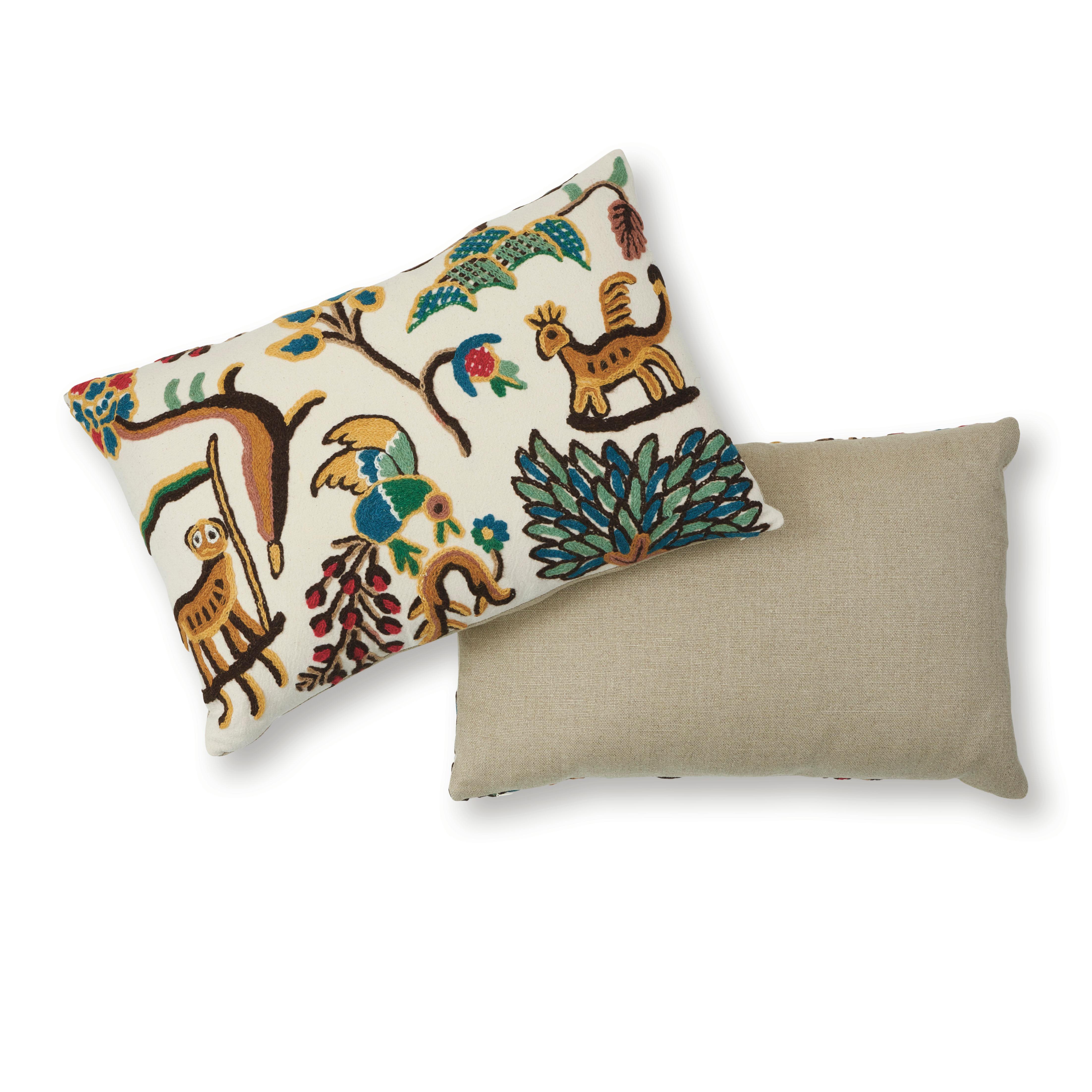 Schumacher Colonial Crewel-Kissen in Dokument (Moderne) im Angebot