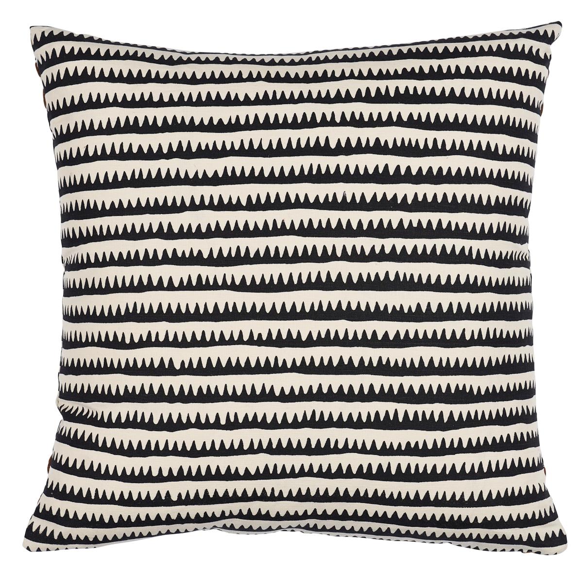 Questo cuscino è caratterizzato dal cotone Camden Check con una finitura a frange. Il classico buffalo check da un pollice e mezzo, questo cotone intrecciato è un complemento meraviglioso sia per le stampe che per i plain. Il cuscino include un