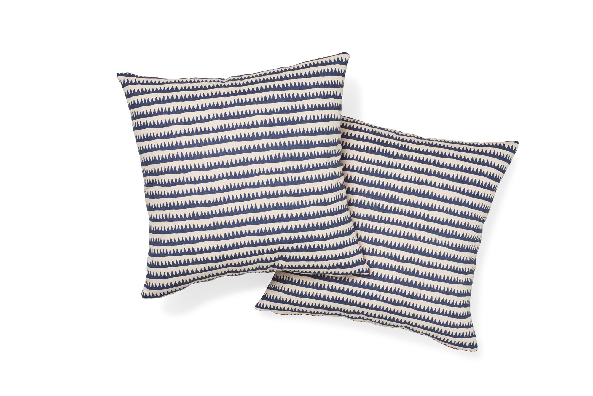 Schumacher Corfu Navy Multi Linen Cotton Pillow In New Condition For Sale In New York, NY