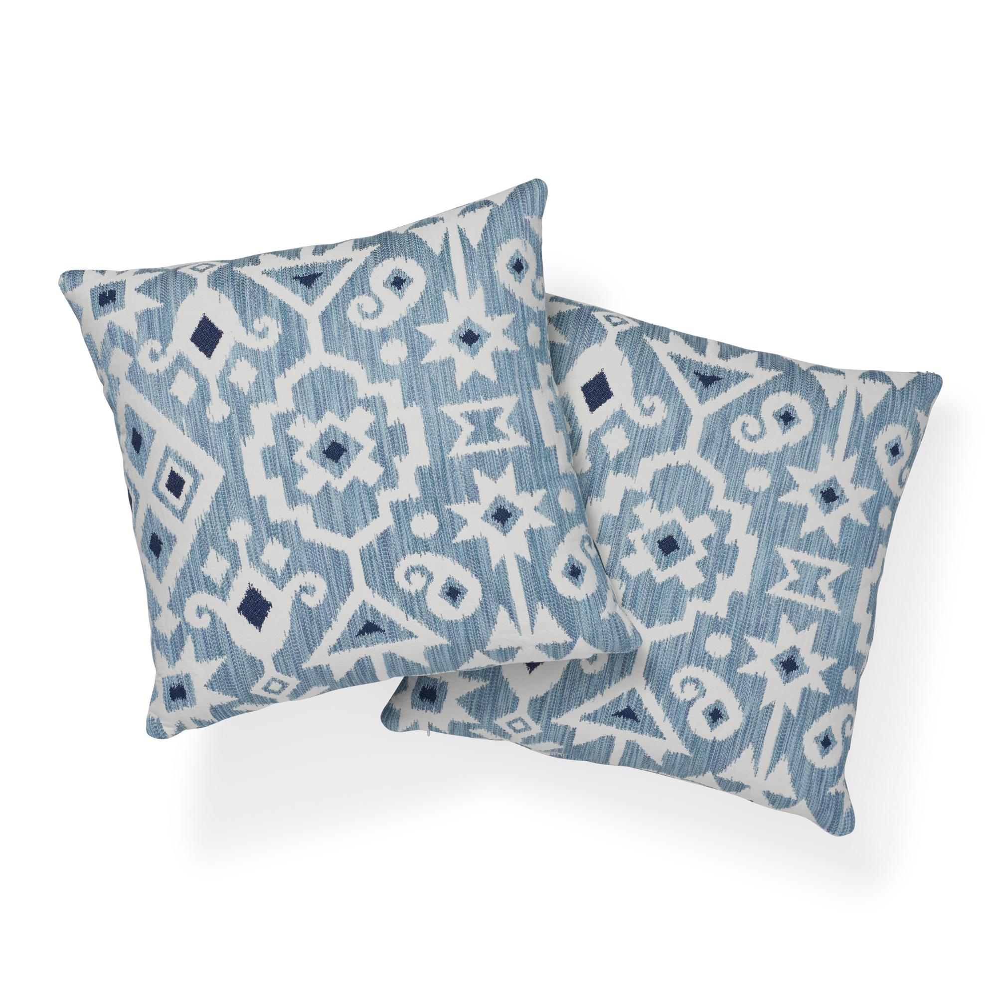 italien Coussin en coton Schumacher Crusoe Ikat Sky à deux faces en vente