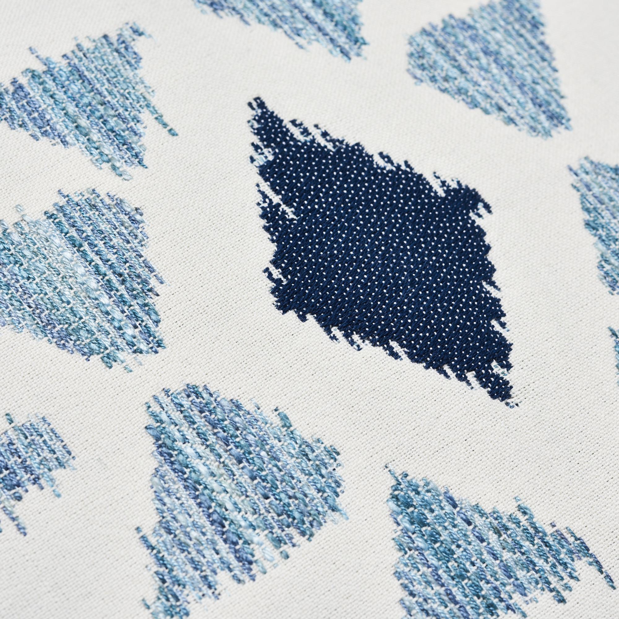 Coussin en coton Schumacher Crusoe Ikat Sky à deux faces Neuf - En vente à New York, NY
