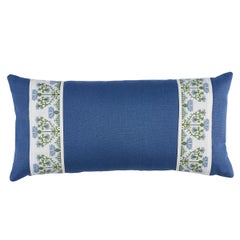 Almohada Schumacher Custis Raya Bordada 24 x 12" en Chesapeake