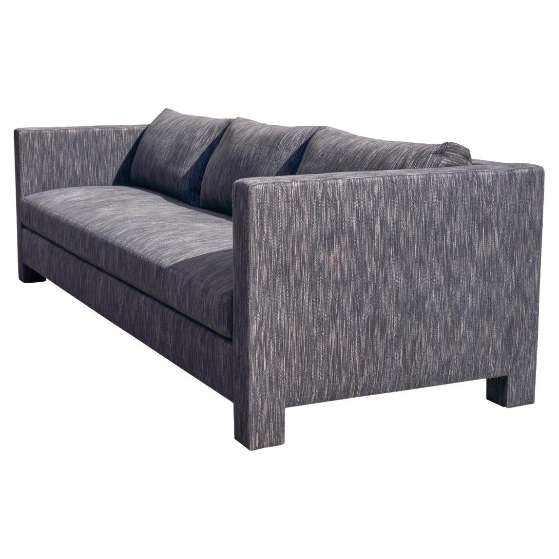 Canapé personnalisé par J & P Custom Upholstery NYC, coussins en duvet sur mousse, ressorts attachés à la main.

 Depuis la création de Schumacher en 1889, notre entreprise familiale est synonyme de style, de goût et d'innovation. Notre passion